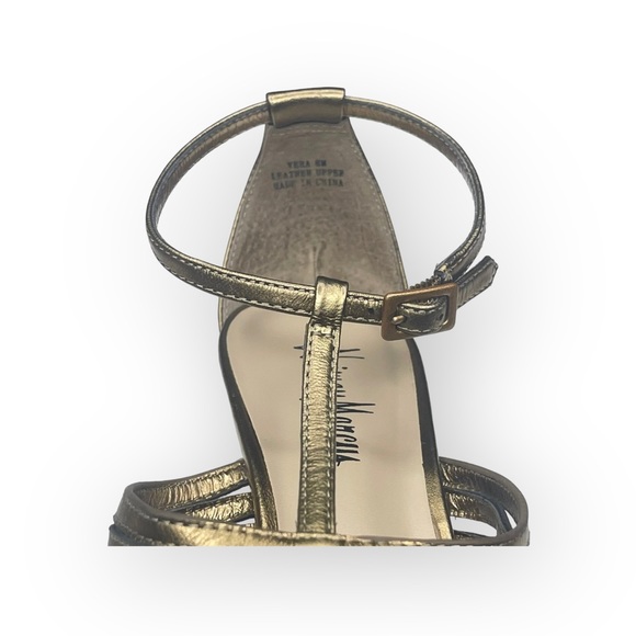 Neiman Marcus 𖤐 T-Strap Stiletto Heeled Sandal 𖤐 Metallic Gold Leather 𖤐 8M - Picture 13 of 16